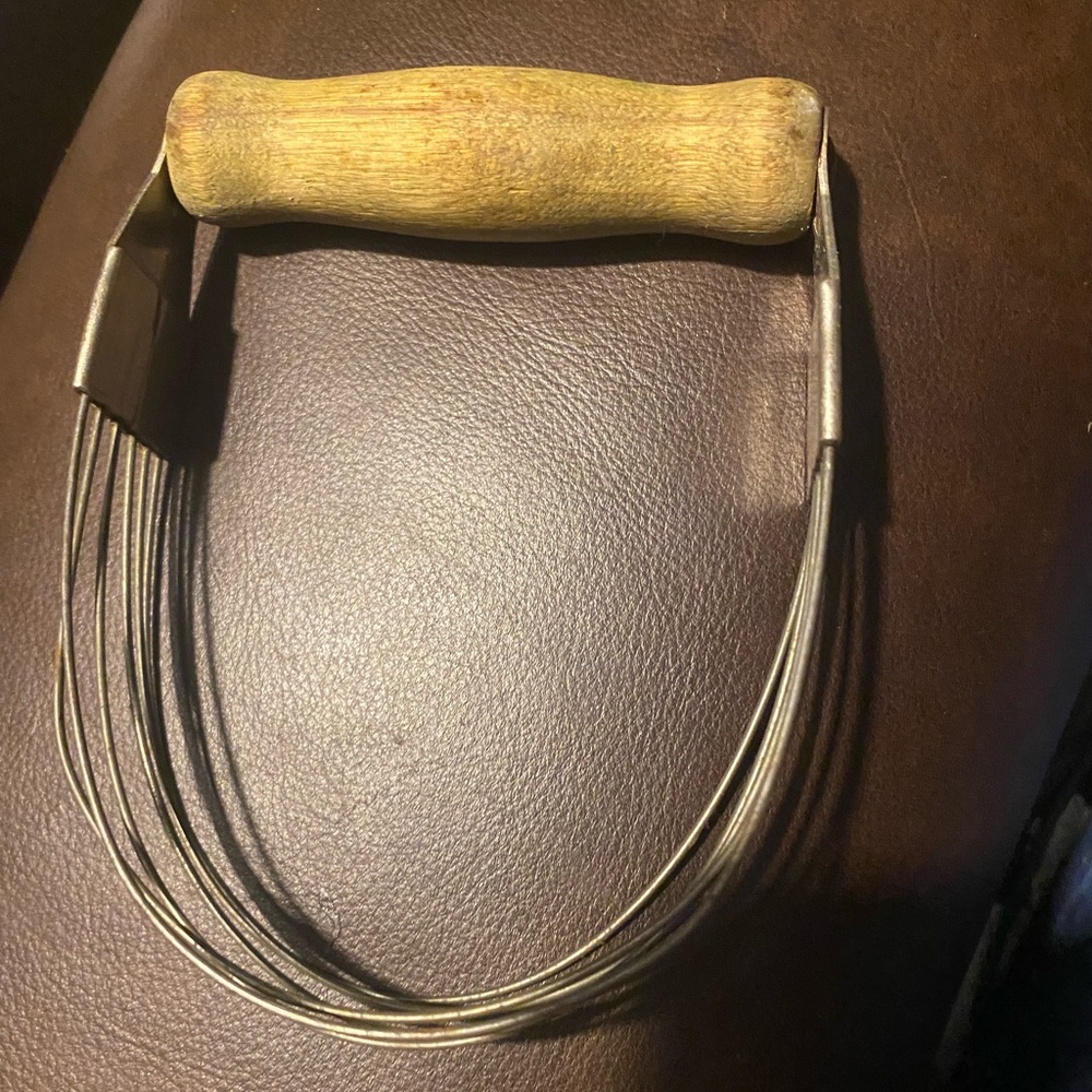VINTAGE ANDROCK WIRE PASTRY BLENDER PIE DOUGH CUTTER NATURAL WOODEN HANDLE USA.